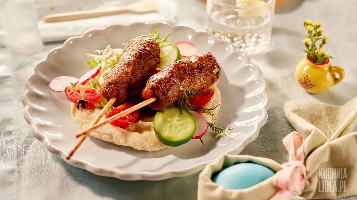 Szaszłyki kofta z mięsa mielonego z chlebkiem pita i ajwarem Szaszłyki kofta z mięsa mielonego z chlebkiem pita i ajwarem