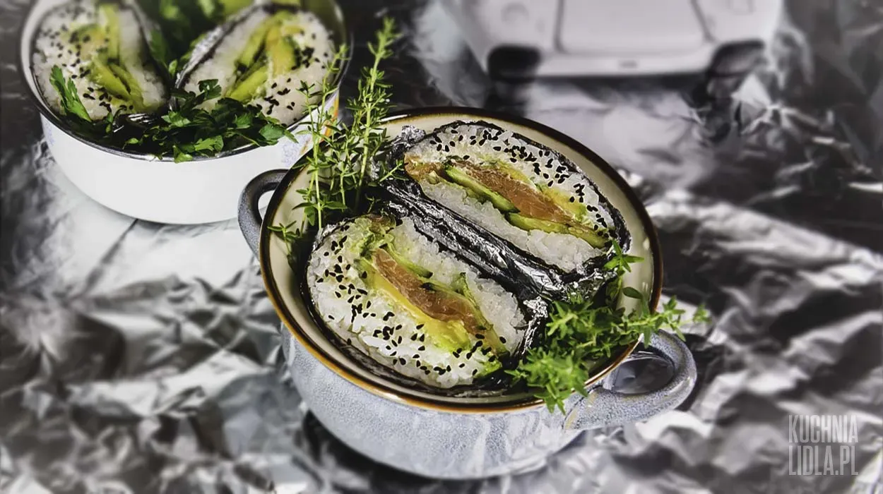Kanapkowe sushi onigirazu z łososiem i awokado Kanapkowe sushi onigirazu z łososiem i awokado
