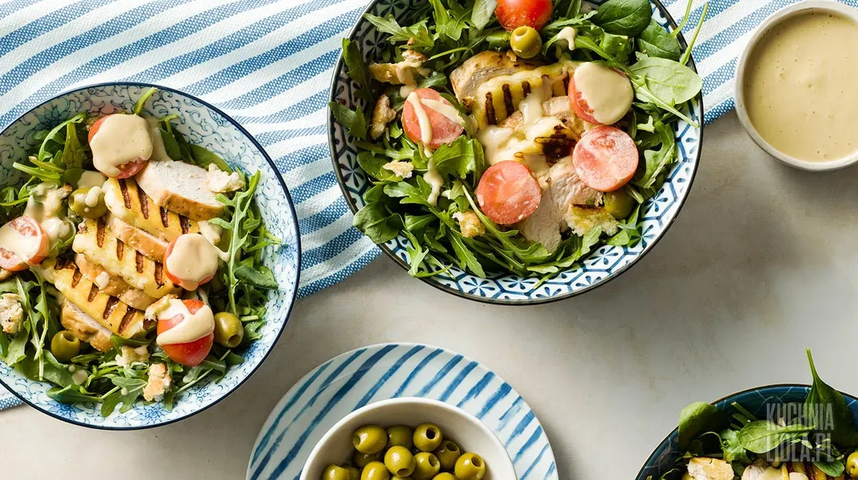 Sałatka ze smażonym serem halloumi, kurczakiem i sosem chałwowym Sałatka ze smażonym serem halloumi, kurczakiem i sosem chałwowym