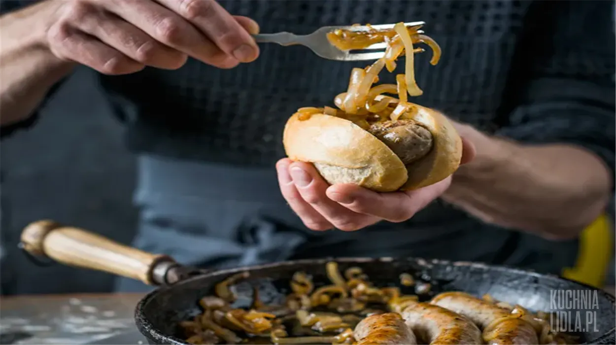 Domowe hot-dogi z białych kiełbasek