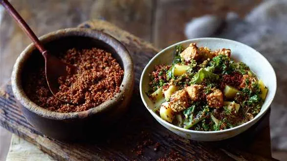 Curry z quinoa, jarmużem i tofu
