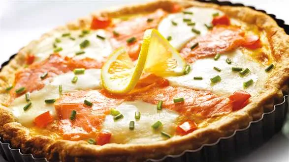 Szybka tarta z łososiem, mozzarellą i pomidorami