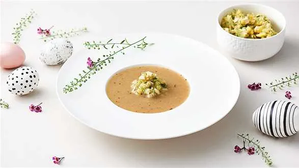 Żurek wegański z chrzanem i wędzonym tofu