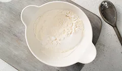 Pancakes z borówkami - mieszamy mąkę i proszek do pieczenia